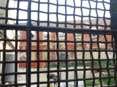 L�unico accesso alla struttura � un cancello (chiuso) su via Mario Pagano, da cui si pu� intravedere il cantiere abbandonato